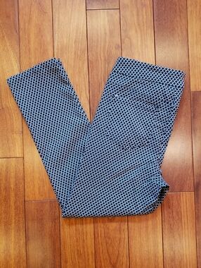 Women's size Small Pull On Black and White ankle pants
